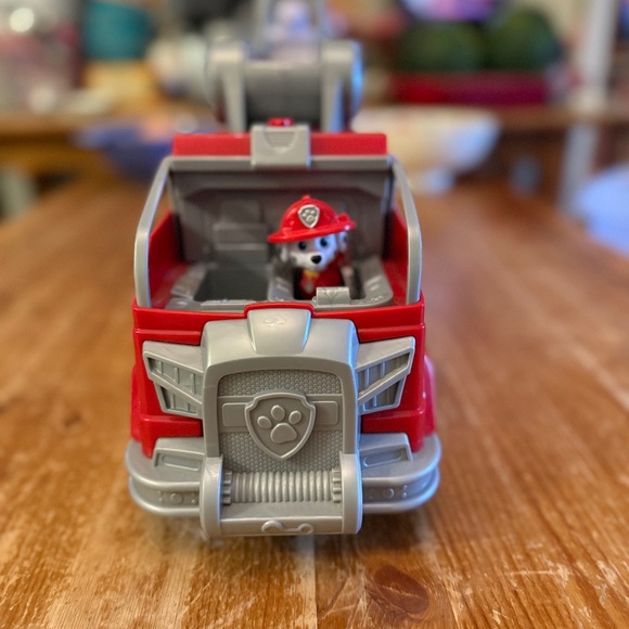 Paw Patrol Ultimate Rescue Marshall Fire Truck 03 w/ Lights, Sounds & Ladder - Picture 2 of 5